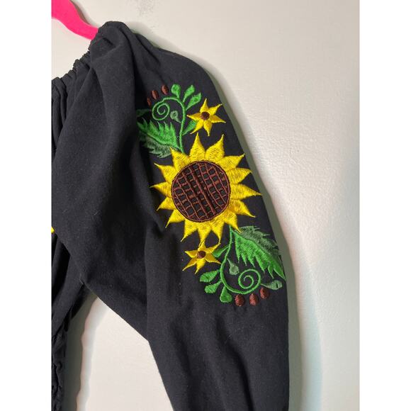 1970s Embroidered Sunflowers Hippie Boho Mexican Smocked Off Shoulder Shirt S - Picture 4 of 6
